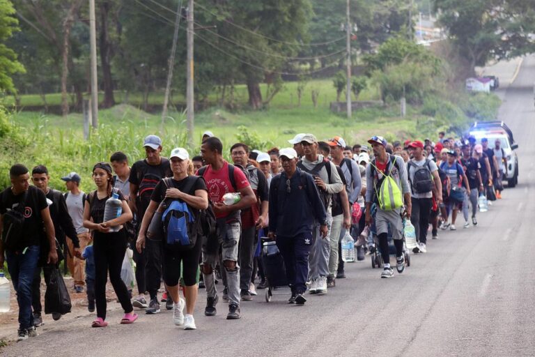 Caravana con cientos de migrantes parte de la frontera sur de México hacia Estados Unidos