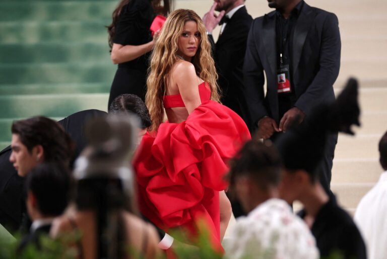 Fan de Shakira le QUISO robar un BESO: así reaccionó la colombiana