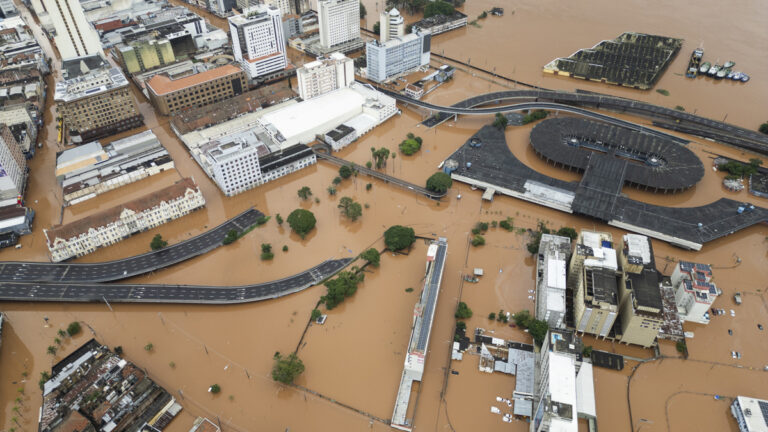 Las impactantes imágenes de las inundaciones en Brasil que ya dejaron más de 80 muertos #FVDigital