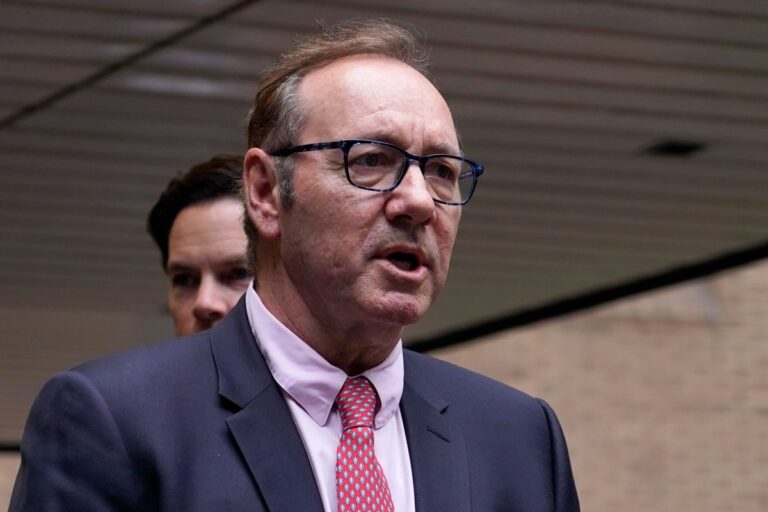 Kevin Spacey enfrentará juicio en Reino Unido por agresión sexual