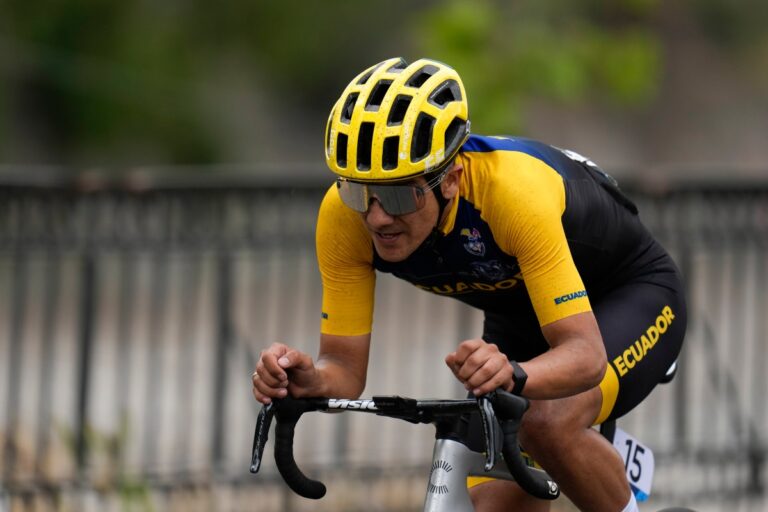 Ciclista Richard Carapaz acusa a la Federación de Ecuador no querer llevarlo a París 2024