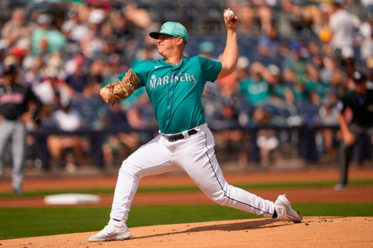 Pitcher hispano zurdo sorprende al béisbol al realizar out con su brazo débil a primera base [Video]