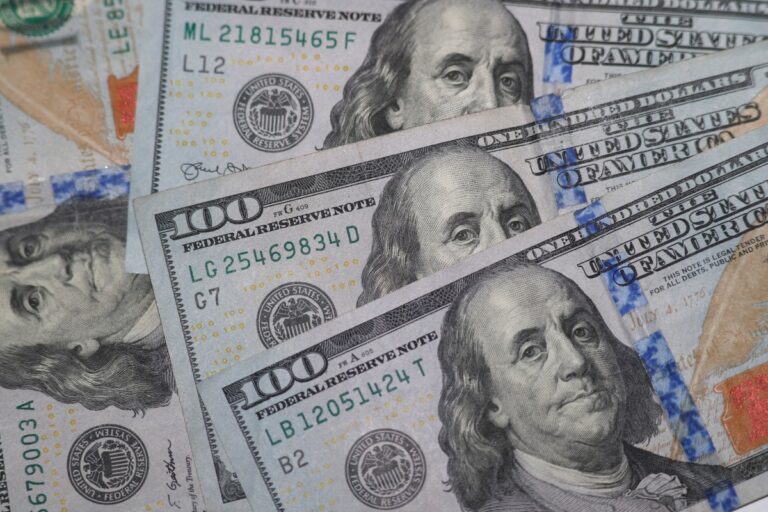 FBI revela que estadounidenses mayores de 60 años perdieron 3,400 millones de dólares por estafas en 2023 #FVDigital