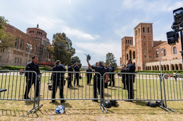 La Opinión Hoy: Más de 200 arrestos durante el retiro del campamento pro-Palestina en UCLA #FVDigital