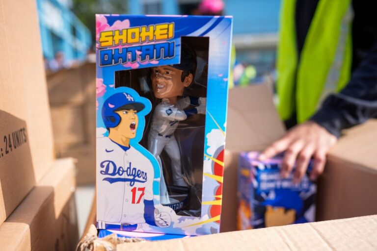 ‘Bobblehead’ de Shohei Ohtani: locura en el estadio de los Dodgers por primera figura del japonés #FVDigital