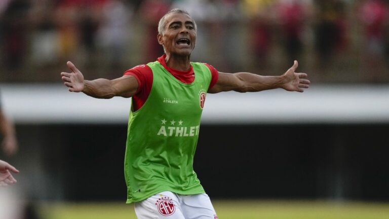 Romário postergó su regreso al fútbol y no pudo jugar al lado de su hijo en partido de América #FVDigital