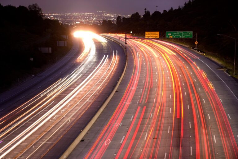 Hombre provoca accidente al arrojar rocas a freeway de Los Ángeles #FVDigital