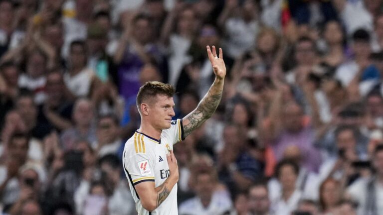 Entre lágrimas se despidió Toni Kroos del Santiago Bernabéu