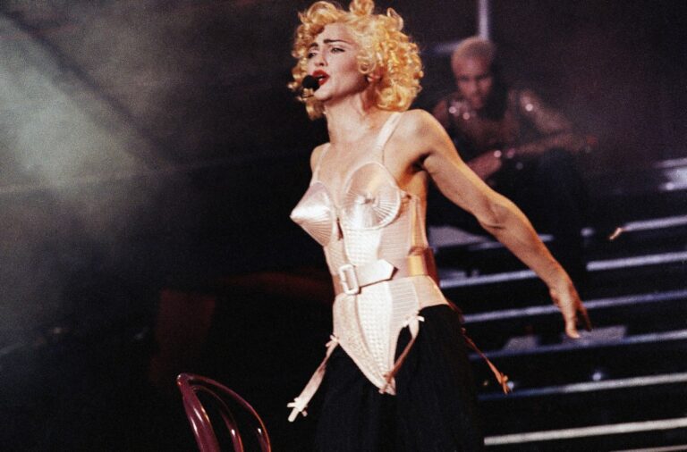 Demandan a Madonna por mostrar “material sexual sin advertencia” en sus shows