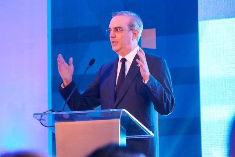 Miles de empleados públicos podrían perder sus trabajos por la fusión de instituciones