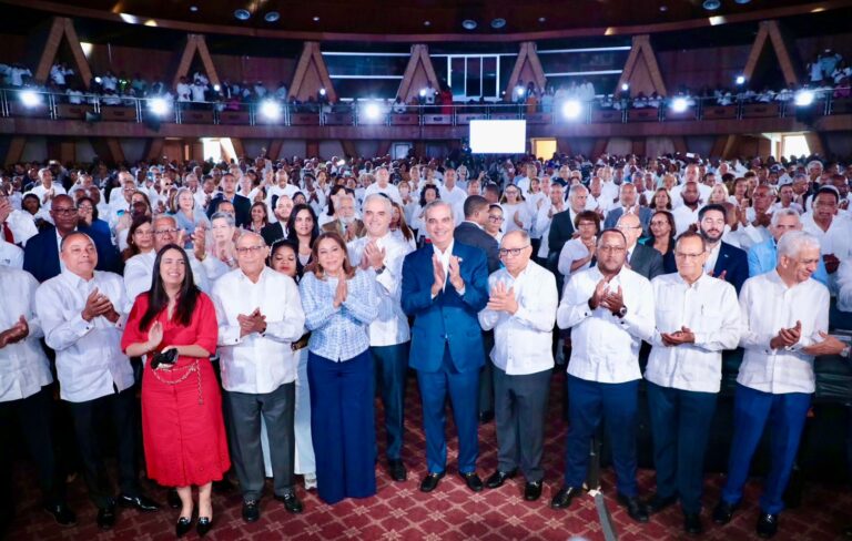 Abinader firma pacto con centrales sindicales beneficia a los trabajadores dominicanos