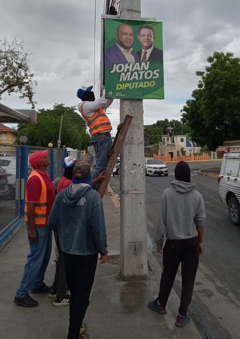 Alcaldía de Azua retira propaganda política de calles