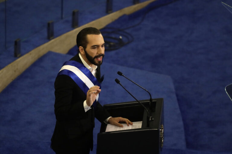 Un “todopoderoso” Bukele asume su segundo gobierno en El Salvador
