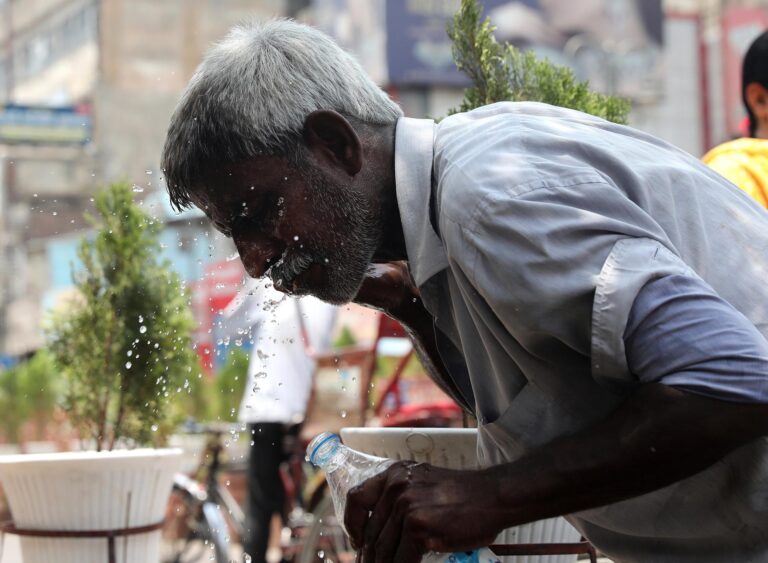 El norte de la India supera los 50 grados mientras Nueva Delhi restrige el uso del agua