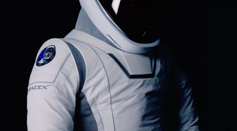 El nuevo flow de los trajes espaciales de SpaceX (video) – Remolacha   #FVDigital