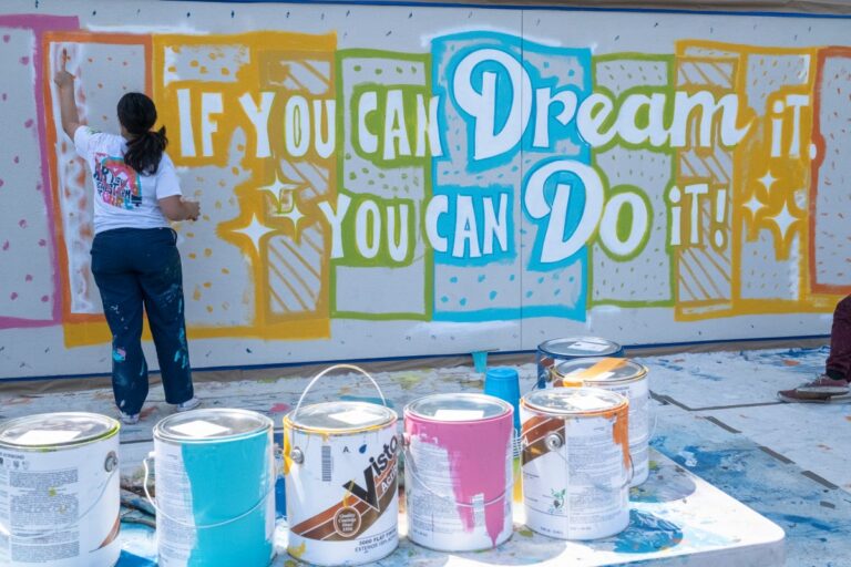 Nace un mural en escuela de Anaheim con el mensaje: ‘Si lo puedes soñar, lo puedes hacer’ #FVDigital