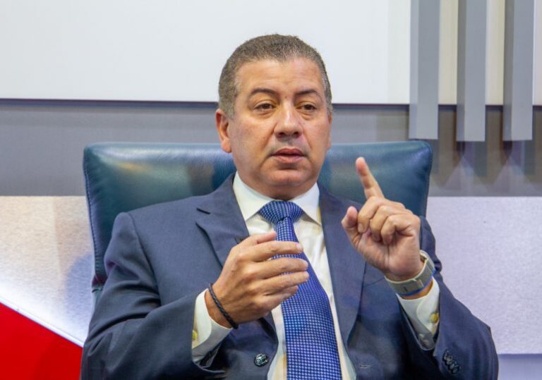 “Intención de Abinader en modificar Constitución persigue reelegirse por un tercer periodo”, afirma César Fernández