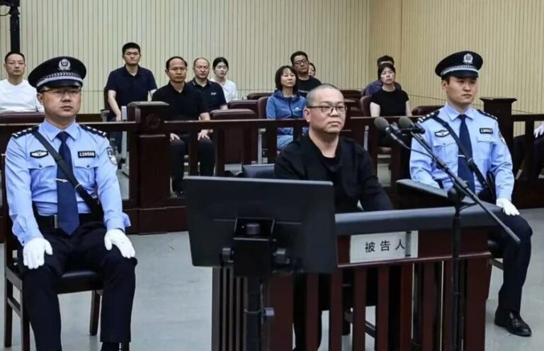 China condenó a muerte a un ex banquero acusado de recibir 151 millones de dólares en sobornos