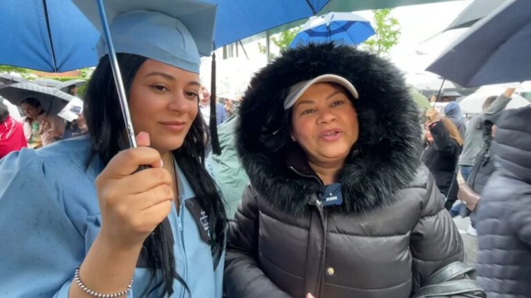 Graduaciones en Univ. Columbia, más pequeñas