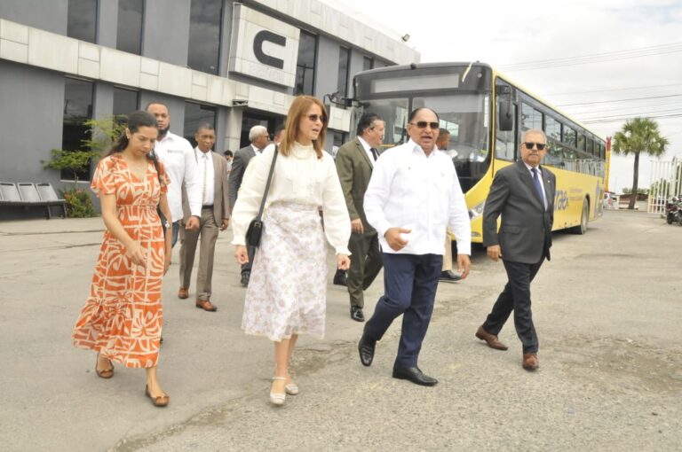 Embajadora de RD en Brasil interesada en que Mochotran utilice vehículos brasileños