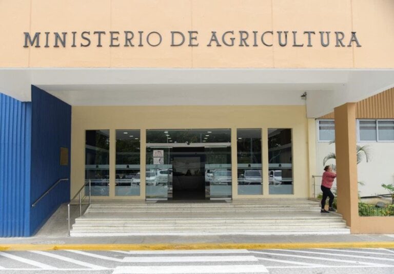 Agricultura anuncia veda productos hospederos Mosca Blanca en San Juan y otras provincias