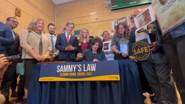 Hochul firma ‘Ley Sammy’ que permite reducir velocidad