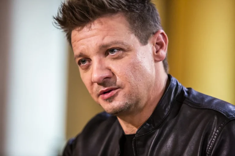 Jeremy Renner estuvo clínicamente muerto tras accidente con máquina quitanieve