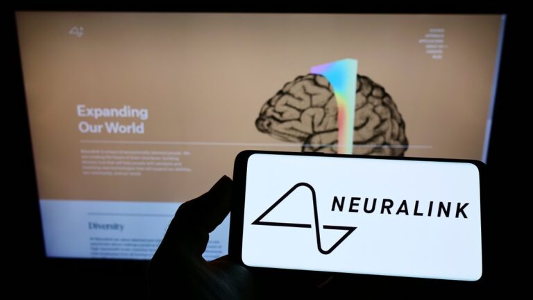 Implante cerebral de Neuralink falla: detectan problemas en el hombre al que le pusieron chip