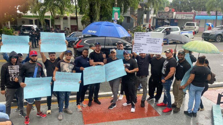 Empleados de minera dominicana se manifiestan por pago de prestaciones laborales
