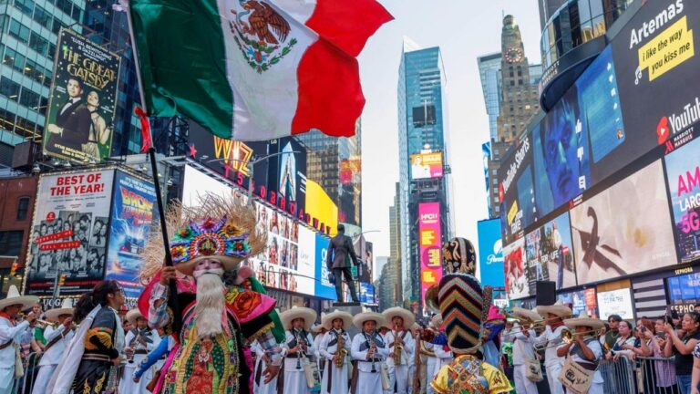 Mexicanos bailan y muestran el orgullo por sus costumbres