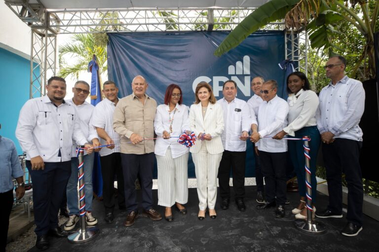 Raquel Peña entrega obras de salud en Samaná