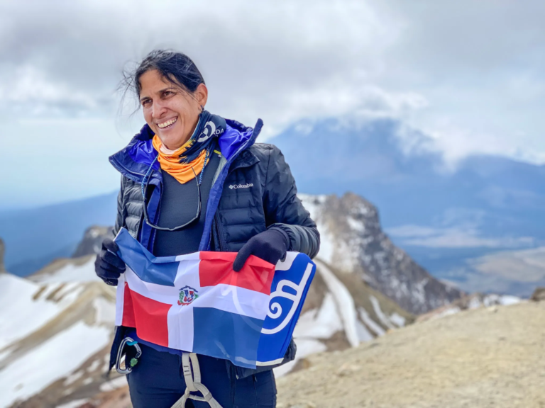 Thais Herrera llega el domingo a RD tras alcanzar la cima del Everest