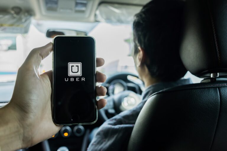 Uber lanza nuevas funciones en su aplicación para obtener precios más accesibles en diferentes servicios