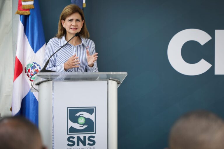 Raquel Peña entrega infraestructuras clave para salud y deporte en Santiago y Bonao