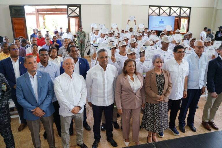 Santos Echavarría encabeza primera graduación de jóvenes del Plan Agentes de Seguridad Civil