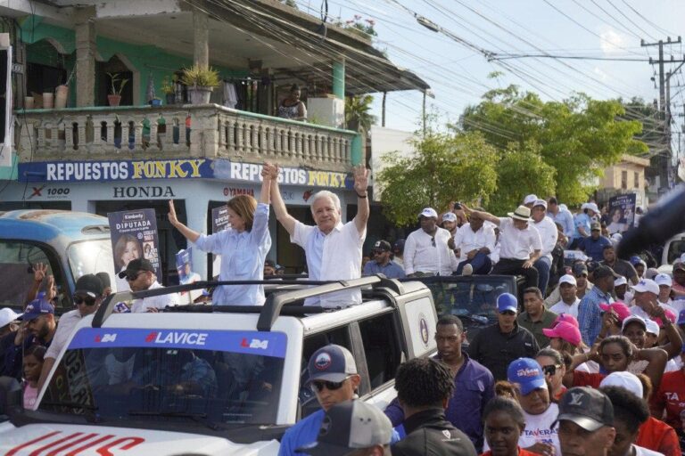 Raquel Peña encabeza caravana en Los Alcarrizos en apoyo Antonio Taveras