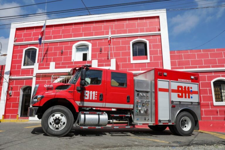 911 entrega segundo camión al Cuerpo de Bomberos de La Vega #FVDigital