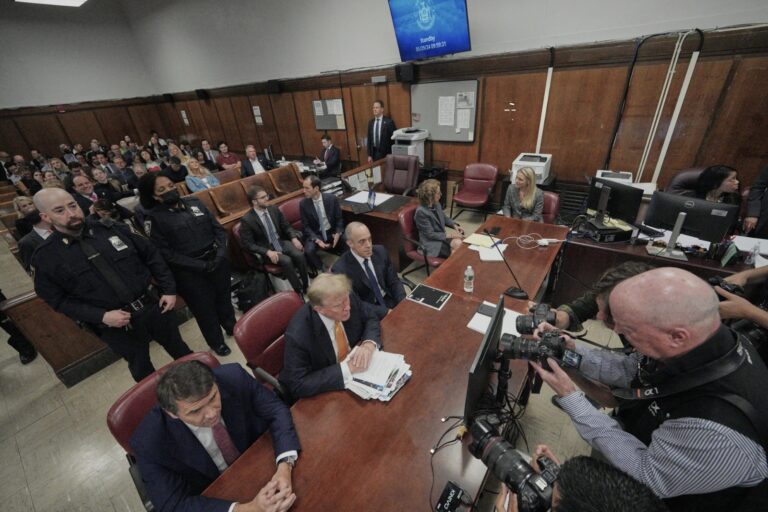 No alcanzan veredicto en primer día de deliberación contra Trump