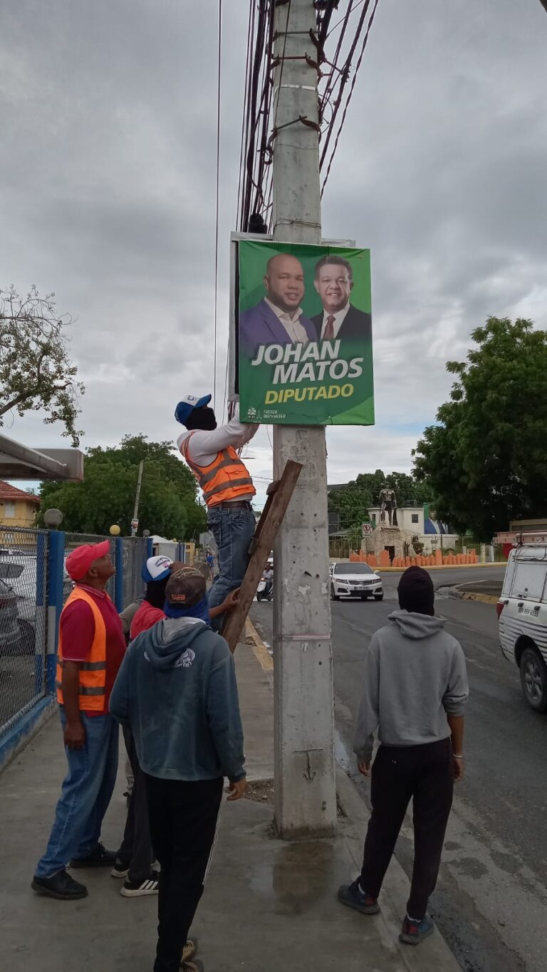 Alcaldía de Azua retira propaganda política de calles