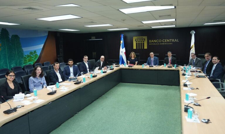 Gobernador Valdez Albizu recibe a funcionarios de Morgan Stanley