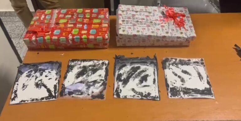 En cajas de regalos ocupan cuatro láminas de cocaína