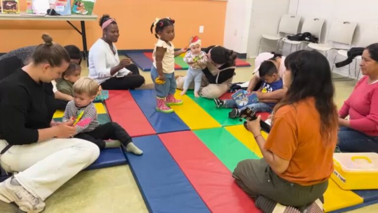 Lectura bilingüe para niños en biblioteca de East Elmhurst