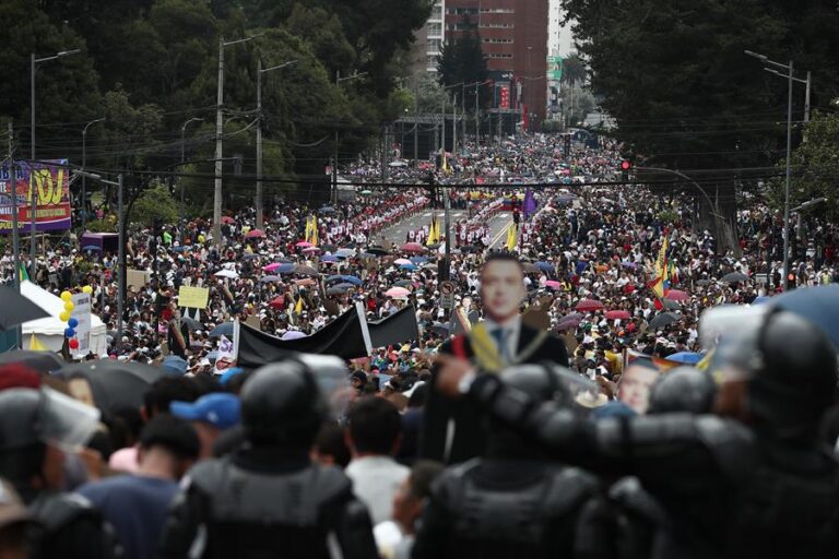 Noboa arropa a policías y militares en Ecuador #FVDigital