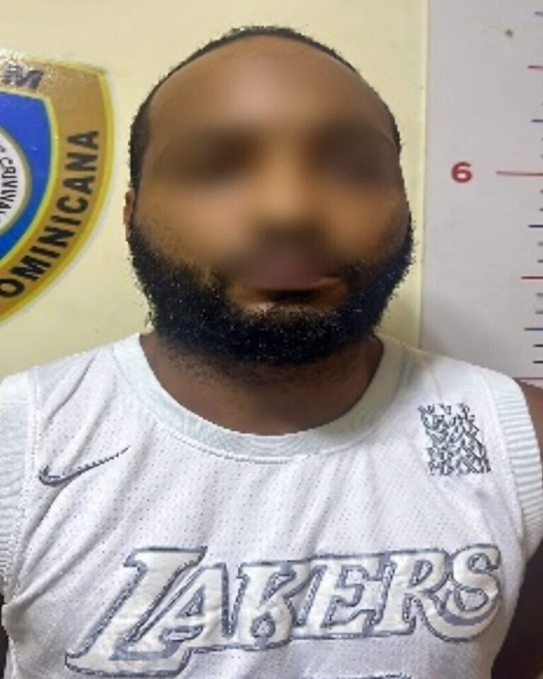 Policiales: Tras persecución policial resulta hombre detenido al ocuparle drogas, celulares y dinero. – Policía Nacional Dominicana