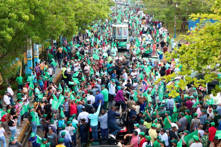 Calles de Salcedo se desbordaron de personas en apoyo a Leonel y a candidatos de Rescate RD