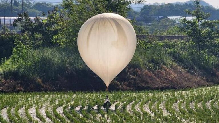 La guerra de la basura: Corea del Norte lanza cientos de globos con desechos y porquerías a su vecino del Sur #FVDigital