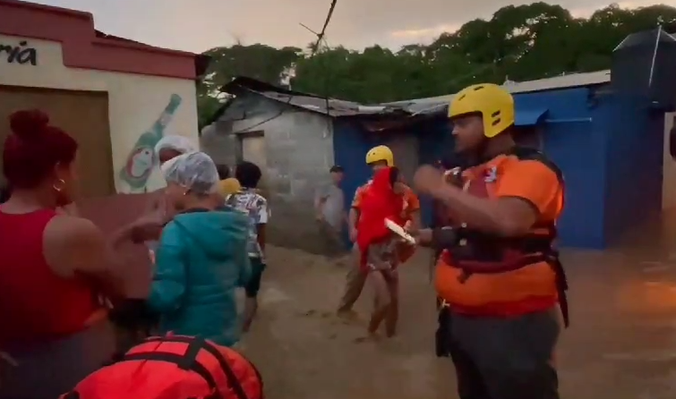 Autoridades evacuan varias familias tras fuertes inundaciones en SFM – noticias telemicro