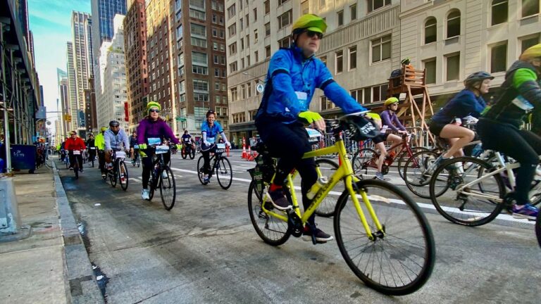 Boletín Matinal: Miles de ciclistas recorrieron las calles de los cinco condados en la edición 46 del Five Boro Bike Tour.
