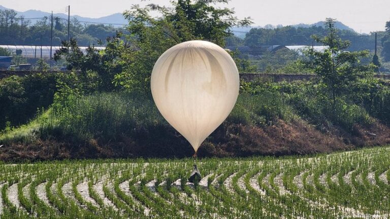 Corea del Norte envía al Sur centenares de globos rellenos de desechos
