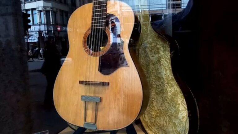 La guitarra de Lennon surge para una subasta histórica